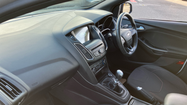 Ford Focus 1.0 EcoBoost 140 ST-Line Navigation 5dr Petrol Hatchback